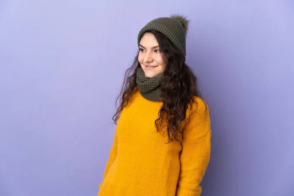 Ragazza Russa Adolescente Con Cappello Invernale Isolato Sfondo Viola Guardando — Foto Stock
