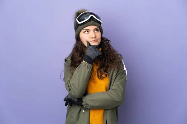 Adolescente Ragazza Russa Con Occhiali Snowboard Isolati Sfondo Viola Guardando — Foto Stock