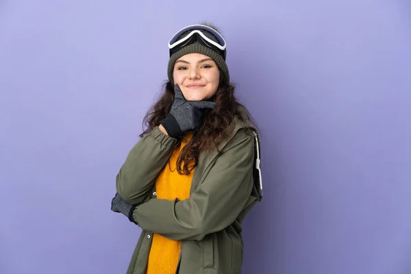 Adolescente Ragazza Russa Con Occhiali Snowboard Isolato Sfondo Viola Felice — Foto Stock