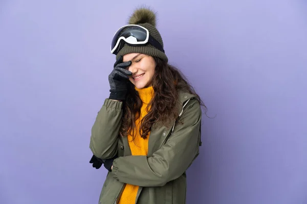 Adolescente Ragazza Russa Con Occhiali Snowboard Isolato Sfondo Viola Ridere — Foto Stock