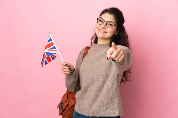 Junge Russin Mit Britischer Flagge Auf Rosa Hintergrund Und Fröhlichem — Stockfoto