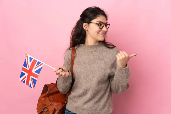 Junge Russin Mit Einer Britischen Flagge Auf Rosa Hintergrund Die — Stockfoto