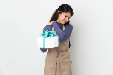 Rus pastacı şefin elinde büyük bir pasta vardı. Beyaz arka planda izole edilmişti. Omuz ağrısı çekiyordu.