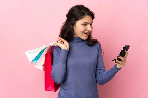 Tiener Russisch Meisje Geïsoleerd Roze Achtergrond Holding Shopping Tassen Het — Stockfoto