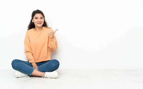 Adolescente Rusa Chica Sentada Suelo Señalando Lado Para Presentar Producto — Foto de Stock