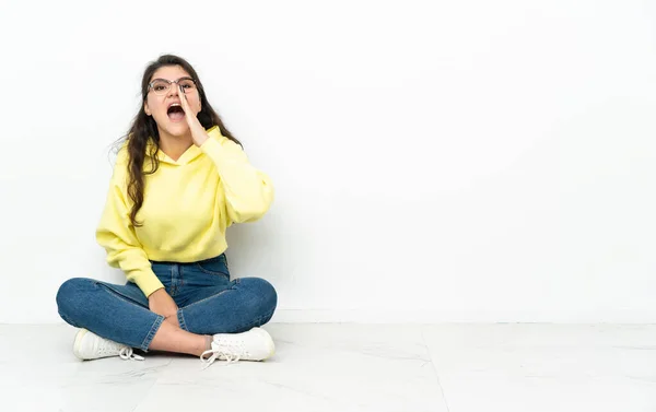 Teenager Russian Girl Sitting Floor Shouting Mouth Wide Open — Zdjęcie stockowe