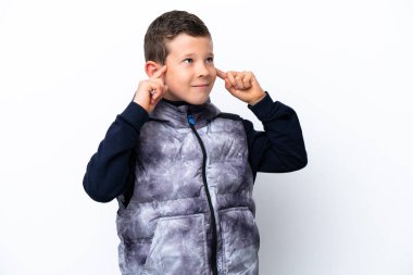 Beyaz arka planda izole edilmiş küçük bir çocuk. Şüpheleri ve düşünceleri var.