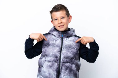 Küçük çocuk beyaz arka planda kendini beğenmiş ve gururlu.