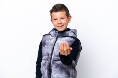 Beyaz arka planda izole edilmiş küçük bir çocuk, bizimle gelmesi için davet ediyor. Gelmene sevindim.