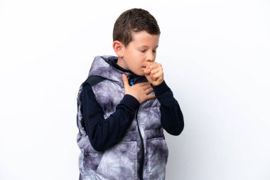 Küçük çocuk beyaz arka planda çok öksürüyor.