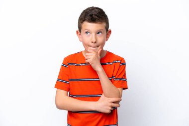 Beyaz arka planda izole edilmiş küçük bir çocuk. Şüpheleri ve düşünceleri var.