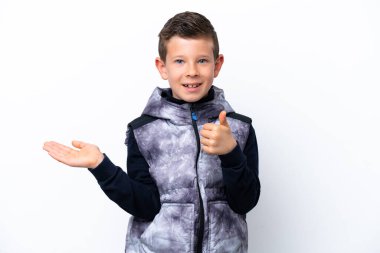 Beyaz arka planda izole edilmiş küçük bir çocuk. Avucunun içinde hayali bir şey tutuyor. Bir ilan vermek için.