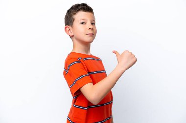 Küçük çocuk beyaz arka planda kendini beğenmiş ve gururlu.