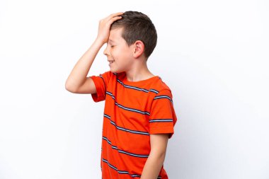 Beyaz arka planda izole edilmiş küçük çocuk bir şey fark etti ve çözüme niyetlendi.