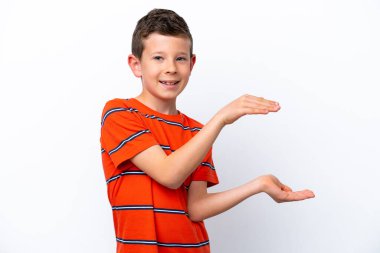 Beyaz arka planda izole edilmiş küçük bir çocuk ilan vermek için kopyalama alanı tutuyor