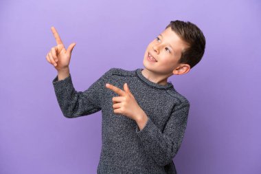 Mor arka planda izole edilmiş küçük çocuk işaret parmağıyla işaret etmek harika bir fikir.