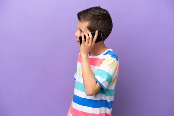 Маленький Мальчик Изолированный Фиолетовом Фоне Поддерживает Разговор Кем Мобильному Телефону — стоковое фото