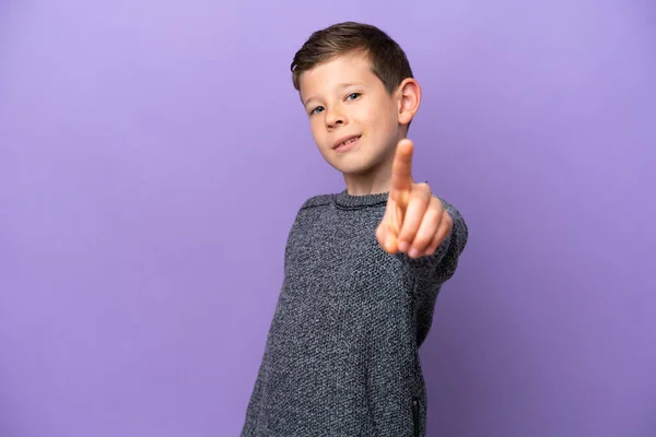 Niño Aislado Sobre Fondo Púrpura Mostrando Levantando Dedo —  Fotos de Stock