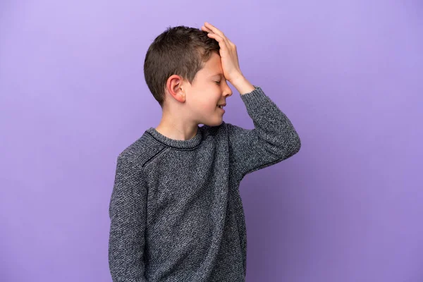 Kleiner Junge Isoliert Auf Violettem Hintergrund Hat Etwas Erkannt Und — Stockfoto