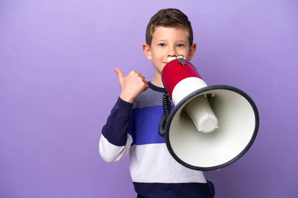 Liten Pojke Isolerad Lila Bakgrund Skriker Genom Megafon Och Pekar — Stockfoto