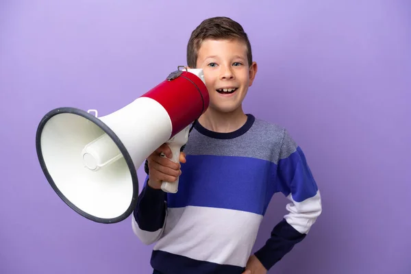 Menino Isolado Fundo Roxo Segurando Megafone Sorrindo — Fotografia de Stock