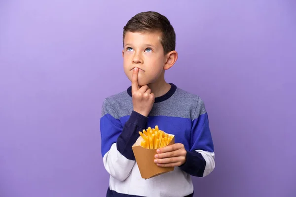 Ragazzino Con Patatine Fritte Isolate Sfondo Viola Avendo Dubbi Mentre — Foto Stock