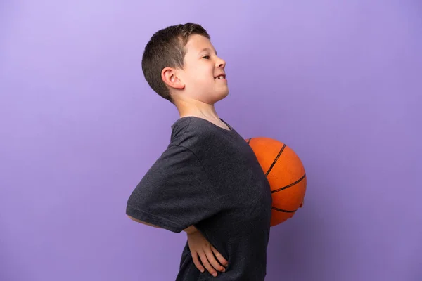 농구를 노력을 기울인 데대한 통증때문에 보라색 배경에서 고립되어 — 스톡 사진