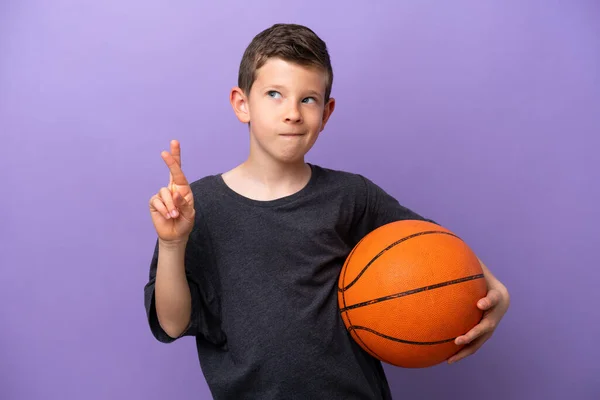 Niño Jugando Baloncesto Aislado Sobre Fondo Púrpura Con Los Dedos — Foto de Stock