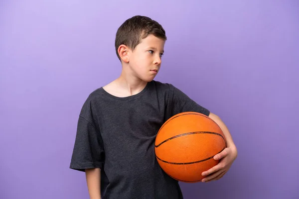 Kleine Jongen Basketbal Geïsoleerd Paarse Achtergrond Zoek Naar Zijkant — Stockfoto