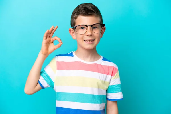 Liten Pojke Isolerad Blå Bakgrund Med Glasögon Och Gör Tecken — Stockfoto