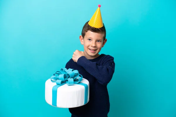 Pequeño Niño Sosteniendo Pastel Cumpleaños Aislado Sobre Fondo Azul Celebrando —  Fotos de Stock