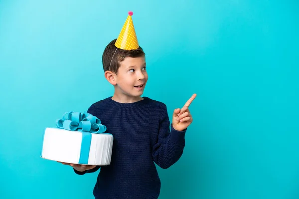 Ragazzino Che Tiene Torta Compleanno Isolata Sfondo Blu Con Intenzione — Foto Stock