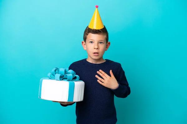 Piccolo Ragazzo Tenendo Torta Compleanno Isolato Sfondo Blu Sorpreso Scioccato — Foto Stock