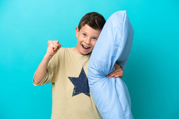 Malý Chlapec Pyžamu Izolované Modrém Pozadí Slaví Vítězství Pozici Vítěze — Stock fotografie