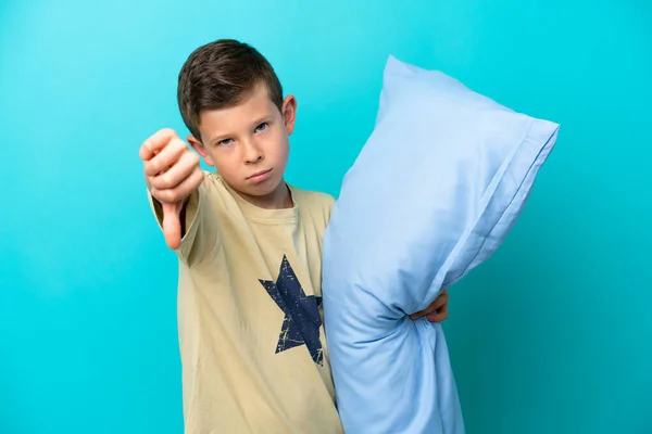 Μικρό Αγόρι Πιτζάμες Απομονωμένο Μπλε Φόντο Που Δείχνει Τον Αντίχειρα — Φωτογραφία Αρχείου