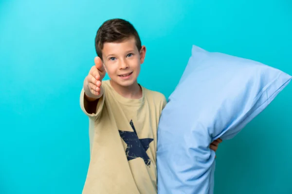 Petit Garçon Pyjama Isolé Sur Fond Bleu Serrant Main Pour — Photo