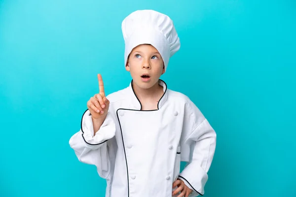Piccolo Chef Ragazzo Isolato Sfondo Blu Pensando Idea Che Punta — Foto Stock