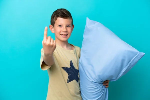 Μικρό Αγόρι Πιτζάμες Απομονωμένο Μπλε Φόντο Κάνει Την Επερχόμενη Χειρονομία — Φωτογραφία Αρχείου