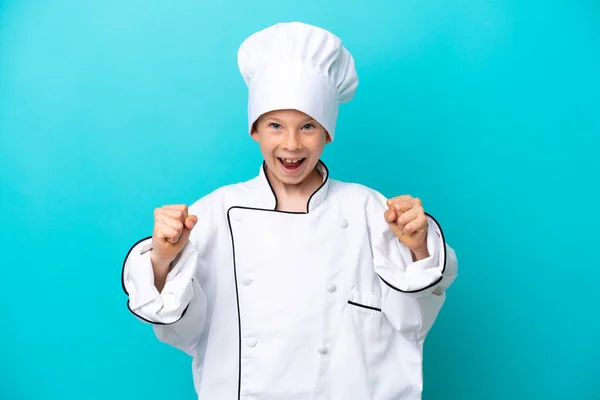 Piccolo Chef Isolato Sfondo Blu Che Celebra Una Vittoria Nella — Foto Stock