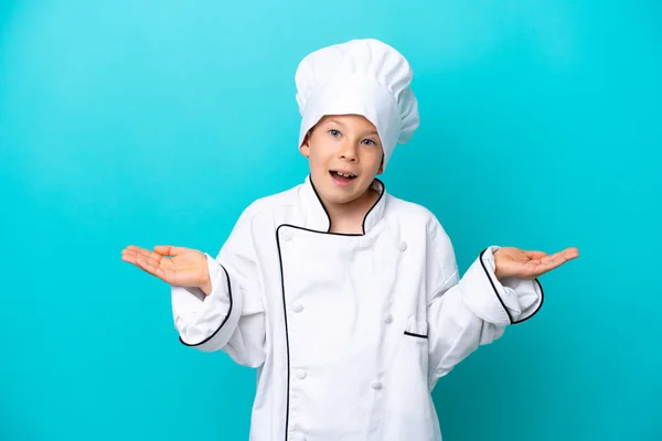 Piccolo Chef Boy Isolato Sfondo Blu Con Espressione Facciale Scioccata — Foto Stock