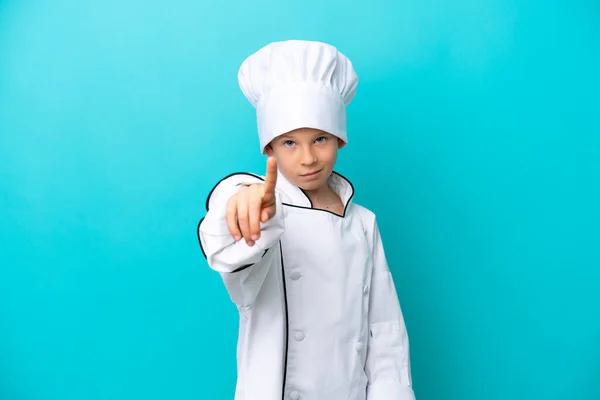 Piccolo Chef Ragazzo Isolato Sfondo Blu Mostrando Alzando Dito — Foto Stock