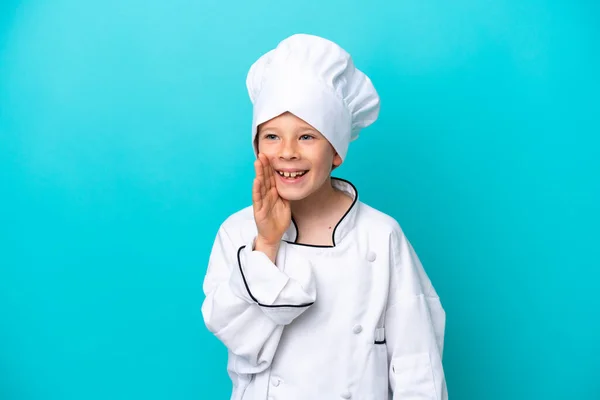 Piccolo Chef Ragazzo Isolato Sfondo Blu Gridando Con Bocca Spalancata — Foto Stock