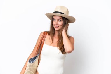 Yaz tatilinde mayo giyen beyaz tenli genç bir kadın beyaz arka planda izole edilmiş gülüyor.