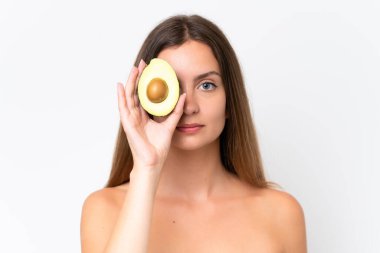 Beyaz arka planda avakado tutan beyaz bir kadın. Portreyi kapat