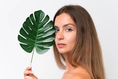 Beyaz arka planda, elinde palmiye yaprağı olan beyaz bir kadın. Portreyi kapat