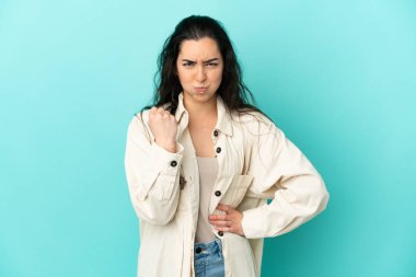 Mutsuz bir ifadeyle mavi arka planda izole edilmiş beyaz bir kadın.