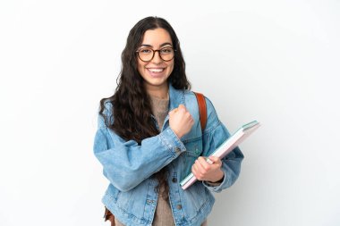 Beyaz arka planda izole edilmiş genç bayan bir zaferi kutluyor.