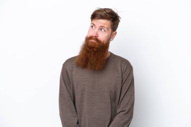 Beyaz arka planda sakallı, kızıl saçlı bir adam. Taraf ararken şüphe duyuyor.