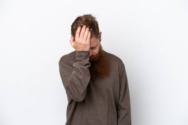 Kızıl saçlı, sakallı bir adam beyaz arka planda baş ağrısı ile izole edilmiş.