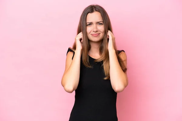 Ung Kaukasisk Kvinna Isolerad Rosa Bakgrund Frustrerad Och Täcker Öron — Stockfoto